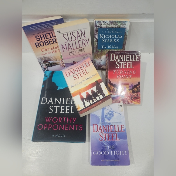 DANIELLE STEEL, SUSAN MALLORY, SHELIA ROBERTS,NICOLAS SPARKS - Picture 1 of 4